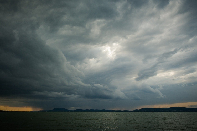Számítani kell a Balaton algásodására a jövőben is