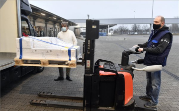 Megérkezett az első szállítmány az oxfordi AstraZeneca-vakcinából